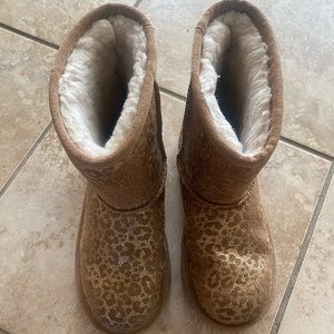 Kids lepord Ugg’s size 4